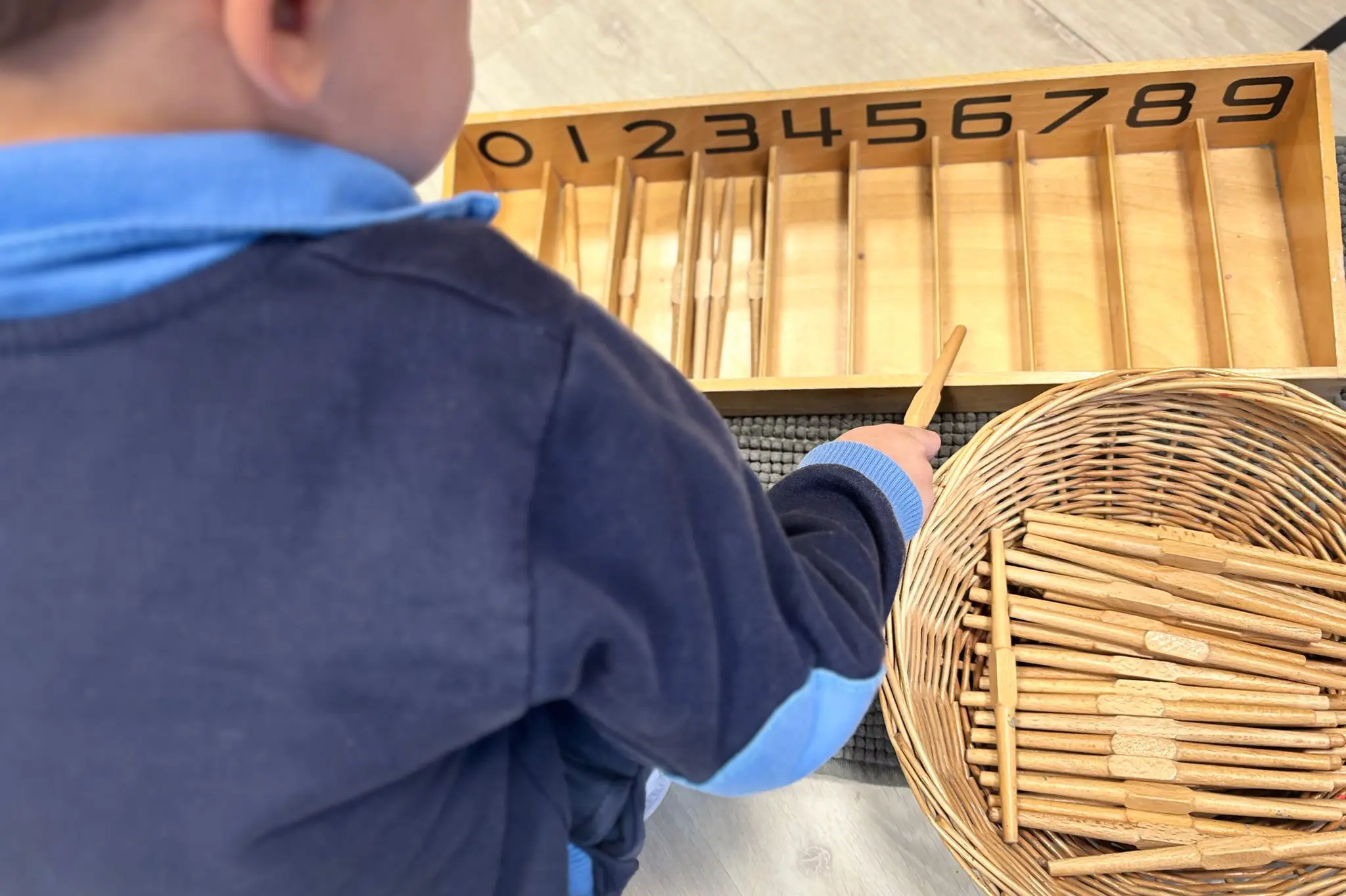 Montessori - Trabajando con material Montessori